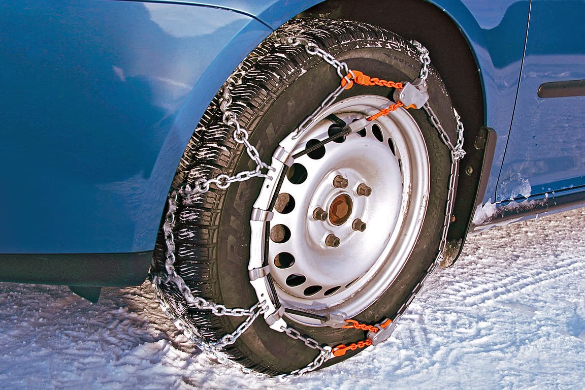 Schneeketten für PKW und die Bedeutung von Felgenschutz im Wintereinsatz