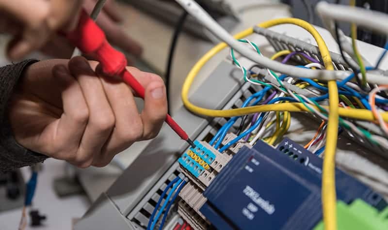 Prüfung ortsfester elektrischer Anlagen: Wer darf sie durchführen?