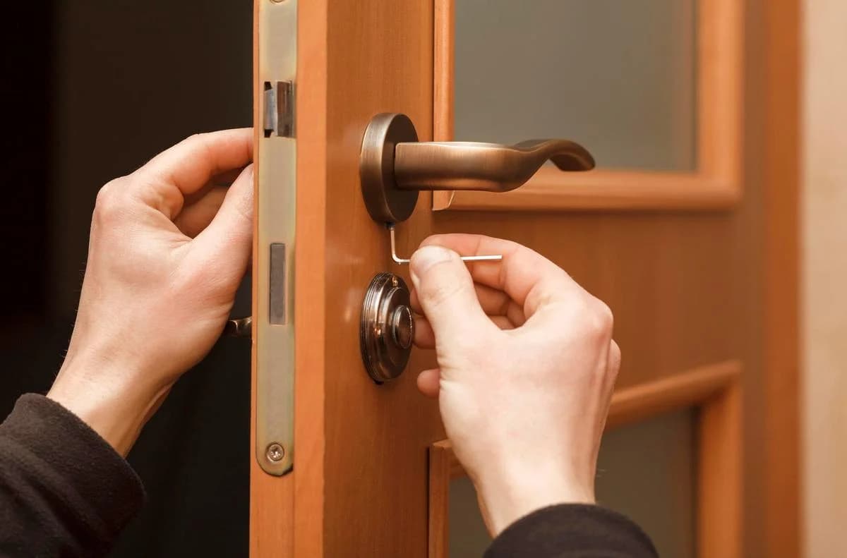 Rufen Sie sofort den Schlüsseldienst in der Nähe im Notfall an