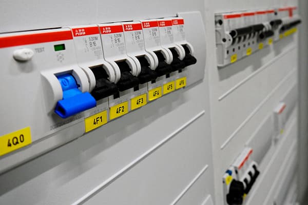 Wichtige Prüfgeräte für die DGUV V3 Prüfung im Einsatz