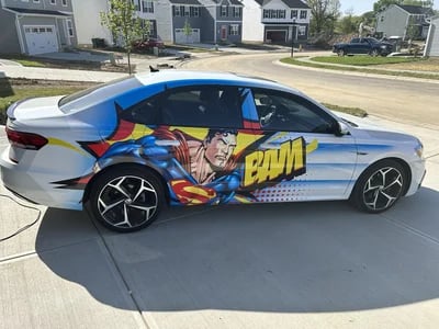 Verwandeln Sie Ihr Fahrzeug in ein Kunstwerk mit einer itasha Folierung