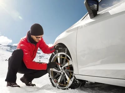 Schneeketten für PKW und die Bedeutung von Felgenschutz im Wintereinsatz
