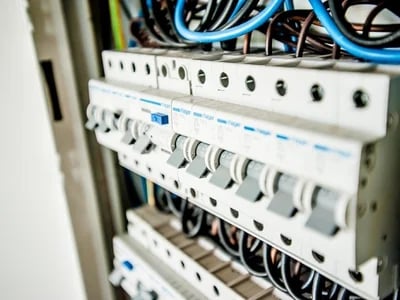 Prüfung ortsfester elektrischer Anlagen: Wer darf sie durchführen?
