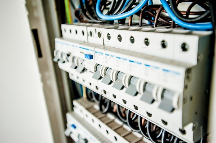 Prüfung ortsfester elektrischer Anlagen: Wer darf sie durchführen?